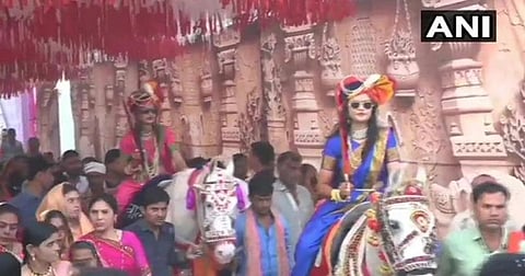 மத்தியப் பிரதேசத்தில் மணமகனை அழைத்து வர ஊர்வலமாகச் சென்ற மணமக்கள் | படம்: ஏஎன்ஐ