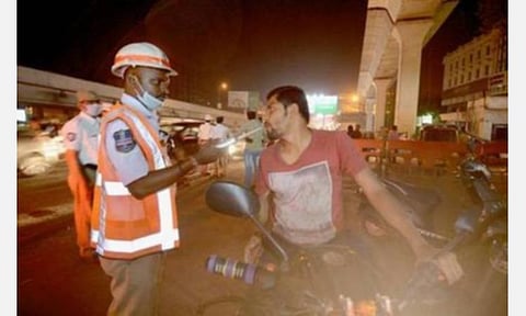 போக்குவரத்து போலீஸாருக்கு வழங்கப்பட்டுள்ள போதை சோதனை கருவியில் நவீன ‘சிப்’- வாகன ஓட்டிகளிடம் லஞ்சம் பெறுவதை தடுக்க நடவடிக்கை