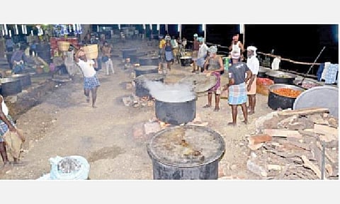 மதுரை மாவட்டம் வடக்கம்பட்டி முனியாண்டி கோயில் திருவிழாவில் 10 ஆயிரம் பேருக்கு சுடச்சுட பிரியாணி விருந்து- 4 மாநில ஓட்டல் உரிமையாளர்கள் பங்கேற்பு