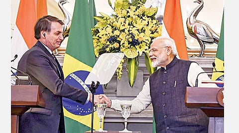 இந்தியா வந்துள்ள பிரேசில் அதிபர் ஜெய்ர் மெசியாஸ் போல்சனாரோ பிரதமர் நரேந்திர மோடியை நேற்று சந்தித்துப் பேசினார். படம்: பிடிஐ