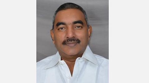 ஆந்திராவில் உண்ணாவிரதத்தில் பங்கேற்ற முன்னாள் அமைச்சர் மீது முட்டை வீச்சு