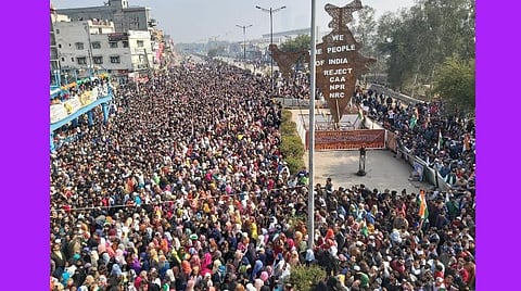 டெல்லி சிஏஏ எதிர்ப்பு ஆர்ப்பாட்டத்தில் குடியரசு தின விழா கொண்டாட்டம்