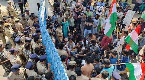 ஹைதராபாத் பல்கலைக்கழகத்தில் பிரதான வாயிலிலேயே தடுத்து நிறுத்தப்பட்ட மாணவர்கள்