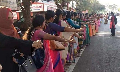 மனிதச் சங்கிலியில் பங்கேற்ற பெண்கள்