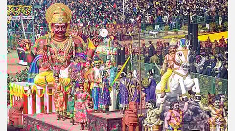 டெல்லியில் நேற்று நடைபெற்ற குடியரசு தின விழாவில் தமிழகத்தின் அய்யனார் சிலையுடன் கூடிய அலங்கார ஊர்தி கம்பீரமாக வலம் வந்து அனைவரின் கவனத்தையும் ஈர்த்தது. படங்கள்: பிடிஐ