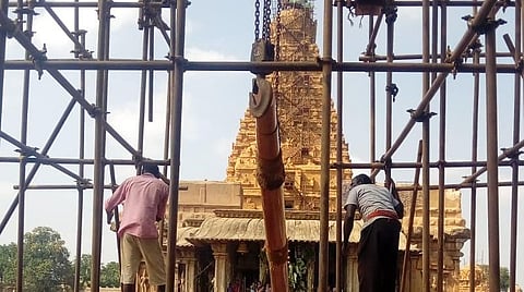 கோயிலில் பணிகளில் ஈடுபட்டுள்ள தொழிலாளர்கள்