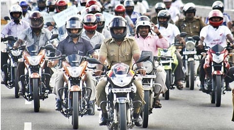 ஹெல்மெட் அணிந்து இருசக்கர வாகனத்தில் விழிப்புணர்வு பேரணி மேற்கொண்ட மதுரை திமுக எம்.எல்.ஏ.,