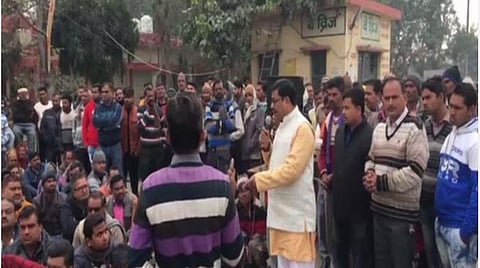 நாங்கள் வரி கட்டுகிறோம்; இந்த காய்கறி சந்தை ஏன் இவ்வளவு சுகாதாரக் கேடாக உள்ளது?: உ.பி.யில் வியாபாரிகள் உண்ணாவிரதப் போராட்டம்