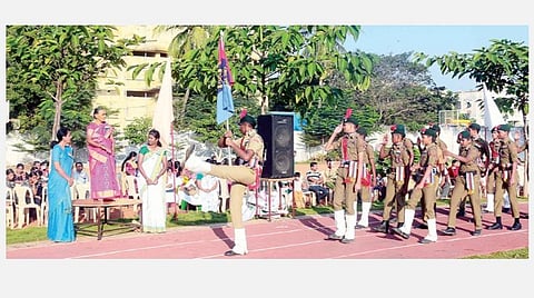 சென்னை பெரம்பூர் செம்பியம் கேஆர்எம் பொதுப்பள்ளியில் நடைபெற்ற குடியரசு தினவிழாவில் தேசியக்கொடியை ஏற்றிவைத்து என்சிசி மாணவர்களின் அணிவகுப்பு மரியாதையை ஏற்றுக்கொள்ளும் துப்புரவு பணியாளர் அமிர்தம் அம்மாள்.