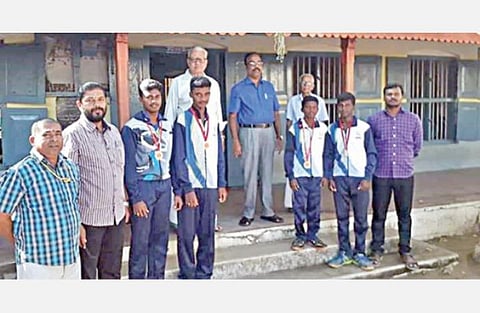 தேசிய பூப்பந்தாட்டப் போட்டியில் தமிழக அணி சார்பில் பங்கேற்று தங்கம் வென்ற வத்திராயிருப்பு இந்து மேல்நிலைப் பள்ளி மாணவர்கள்.