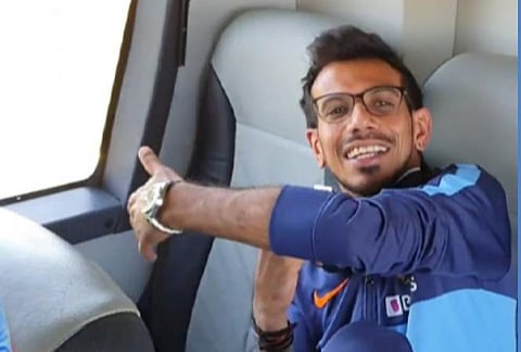 பஸ்ஸில் தோனி அமரும் இடம் அவருக்காகவே காலியாக இருக்கிறது என்பதை சுட்டிக்காட்டும் சாஹல் : படம் உதவி ட்விட்டர்