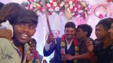 திருமணத்தில் பட்டாக்கத்தியால் கேக் வெட்டிய மாப்பிள்ளை கைது