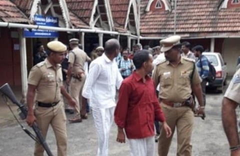 சயான், மனோஜை அழைத்துச் செல்லும் போலீஸார் | கோப்புப் படம்.