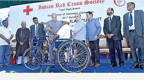 இந்திய செஞ்சிலுவை சங்கத்தின் தமிழக பிரிவு நூற்றாண்டு விழா தொடக்க நிகழ்ச்சி சென்னையில் நேற்று நடைபெற்றது.இதில் ஆளுநர் பன்வாரிலால் புரோஹித் பங்கேற்று மாற்று திறனாளிகளுக்கு நலத்திட்ட உதவிகளை வழங்கினார். உடன் இந்திய செஞ் சிலுவை சங்கத்தின் தேசிய தலைமை அலுவலக செயலாளர் ஆர்.கே.ஜெயின், செஞ்சிலுவை சங்க தலைவர் ஹரிஷ் எல் மேத்தா, துணைத் தலைவர் சங்கர் நாராயணன், பொதுச் செயலாளர் நஸ்ருதின் உள்ளிட்டோர். படம்: எல்.சீனிவாசன்