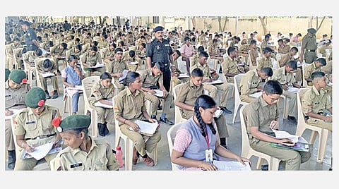 மதுரையில் தேசிய மாணவர் படையின் தமிழ்நாடு பொறியாளர் அணி சார்பில் நடந்த ‘ஏ சான்றிதழ்’ தேர்வை எழுதிய பள்ளி மாணவ, மாணவிகள்