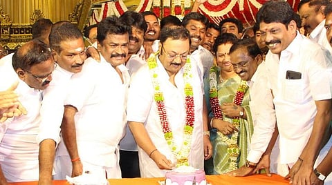 பிறந்த நாள் கேக் வெட்டும் மு.க.அழகிரி, படம்: எஸ்.கிருஷ்ணமூர்த்தி