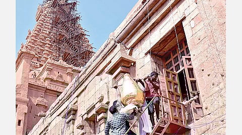 தஞ்சாவூர் பெரிய கோயில் கோபுர விமானத்தின் உச்சியில் பிரதிஷ்டை செய்வதற்காக நேற்று எடுத்துச் செல்லப்பட்ட தங்க முலாம் பூசப்பட்ட கலசம்.