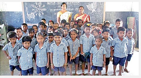 படியூர் அரசு தொடக்கப்பள்ளியில் செயல்படும் எல்.கே.ஜி. மற்றும் யு.கே.ஜி. வகுப்பில் பயிலும் குழந்தைகள்.