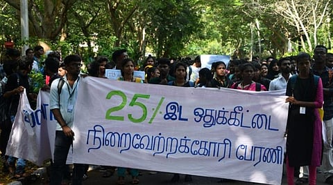 மத்திய பல்கலை.யில் இட ஒதுக்கீடில்லை: தனி இயக்கம் தொடங்கி நிர்வாகக் கட்டிடத்தை முற்றுகையிட்ட மாணவர்கள்