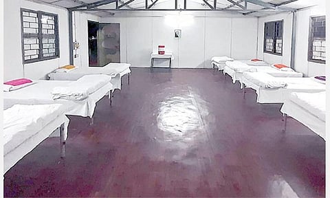 ஹரியாணா மாநிலம் மனேசரில் 300 படுக்கை வசதிகளுடன் கரோனா வைரஸ் பாதிப்படைந்தவர்களுக்கு சிகிச்சை அளிக்க உள்ள இந்திய ராணுவத்தால் அமைக்கப் பட்டுள்ள சிறப்பு மருத்துவமனை.படம்: பிடிஐ