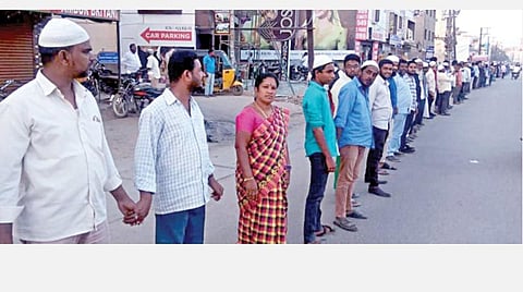 குடியுரிமை திருத்த சட்டத்துக்கு எதிர்ப்பு தெரிவித்து, திருப்பத்தூர் மாவட்டம் ஆம்பூரில் இஸ்லாமிய அமைப்புகள் சார்பில் நேற்று முன்தினம் நடைபெற்ற மனித சங்கிலி போராட்டம்.