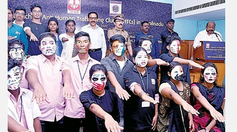 சென்னையில் நேற்று நடைபெற்ற நிகழ்ச்சியில் மனிதக் கடத்தலைத் தடுப்பதற்கான உறுதிமொழியை மாணவர்கள் ஏற்றுக்கொண்டனர். நிகழ்ச்சியில் கூடுதல் போலீஸ் டிஜிபி எம்.ரவி உள்ளிட்டோர் கலந்துகொண்டனர்.படம்: எஸ்.ஆர்.ரகுநாதன்.