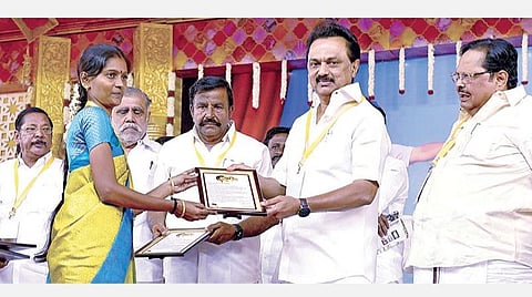 ஊரக உள்ளாட்சித் தேர்தலில் திமுக சார்பில் போட்டியிட்டு வெற்றி பெற்ற உள்ளாட்சிப் பிரதிநிதிகளுக்கான மாநாடு திருச்சியில் நேற்று நடைபெற்றது. இதில் ஒருவருக்கு வாழ்த்துக் கடிதம் வழங்குகிறார் அக்கட்சியின் தலைவர் மு.க.ஸ்டாலின். உடன், அமைப்புச் செயலாளர் ஆர்.எஸ்.பாரதி, துணைப் பொதுச் செயலாளர் ஐ.பெரியசாமி, முதன்மைச் செயலாளர் கே.என்.நேரு, பொருளாளர் துரைமுருகன் உள்ளிட்டோர். படம்: ஜி.ஞானவேல்முருகன்