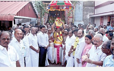 தஞ்சாவூர் பெரிய கோயில் குடமுழுக்கு விழாவுக்காக காவிரியில் இருந்து நேற்று புனித நீர் எடுத்து வரப்படுகிறது.