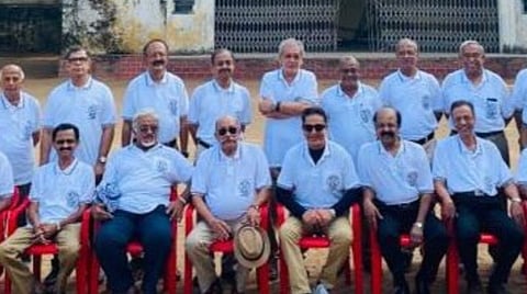 தன் பள்ளி நண்பர்களுடன் கமல்ஹாசன்.