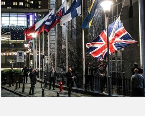 பிரஸல்ஸில் ஐரோப்பிய யூனியன் பாராளுமன்றத்துக்கு வெளியே பிரிட்டன் கொடி இறக்கப்படுகிறது. | ஏஎப்பி.