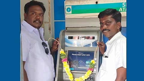 மானாமதுரையில் ஓராண்டாக இயங்காத ஏடிஎம் இயந்திரம்: மாலை அணிவித்து கொந்தளிப்பை வெளிப்படுத்திய இளைஞர்