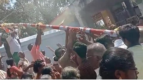 மாசி திருவிழாவுக்காக தேவதானப்பட்டி மூங்கிலணை காமாட்சி அம்மன் கோயிலில் கொடியேற்றம்: பக்தர்கள் குவிந்தனர்