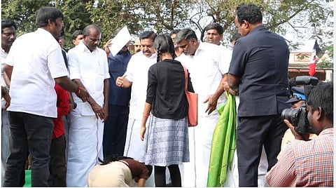 கருணை அடிப்படையில் வேலை வழங்கக் கோரி முதல்வர் காலில் விழுந்து கதறிய இளம்பெண்: வேலூரில் நடந்த வரவேற்பு நிகழ்ச்சியில் சலசலப்பு