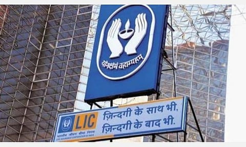 அரசுக்கு ஆண்டுக்கு 3 லட்சம் கோடி வழங்கும் எல்ஐசியை தனியார்மயமாக்குவதா?- பிப்.4-ல் ஒரு மணிநேர வேலைநிறுத்தம்: இன்சூரன்ஸ் ஊழியர்கள் அறிவிப்பு