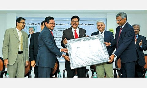 சென்னை உயர் நீதிமன்றத்தில் நேற்று நடைபெற்ற நீதிபதி எஸ்.சிவசுப்பிரமணியம் நினைவு சொற்பொழிவு நிகழ்ச்சியில் பங்கேற்று பேசிய உச்ச நீதிமன்ற நீதிபதி பி.ஆர்.கவாய்க்கு உயர் நீதிமன்ற நீதிபதிகள் எம்.எம்.சுந்தரேஷ், வி.பாரதிதாசன், எம்.சத்தியநாராயணன், என்.கிருபாகரன் ஆகியோர் நினைவுப் பரிசு வழங்கினர். அருகில் சென்னை உயர் நீதிமன்ற தலைமை நீதிபதி ஏ.பி.சாஹி.