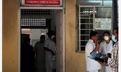 கரோனா வைரஸ் பரவுவதை தடுக்க தமிழக அரசு நடவடிக்கை; தயார் நிலையில் 3 அடுக்கு முக கவசங்கள்: விமான நிலையங்களில் தீவிர கண்காணிப்பு