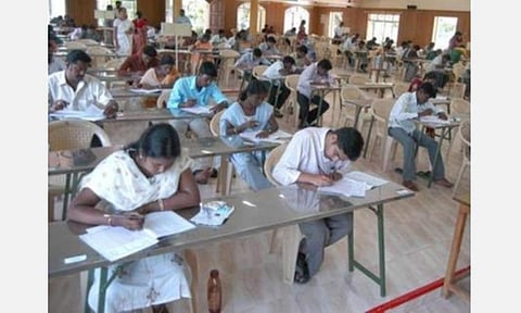 குரூப்-4 தேர்வு விவகாரத்தைத் தொடர்ந்து குரூப்-2ஏ தேர்வு முறைகேட்டில் அரசு ஊழியர்கள் 2 பேர் கைது; இடைத்தரகர் ஜெயக்குமார் ஆந்திராவில் பதுங்கல்