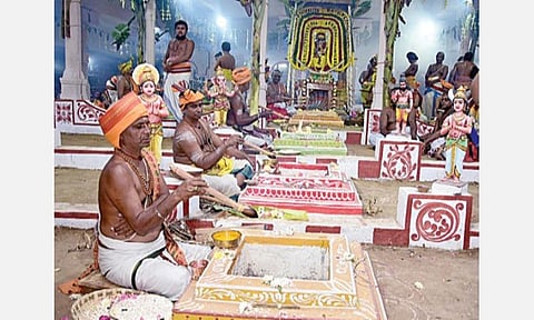 தஞ்சாவூர் பெரிய கோயில் குடமுழுக்கு விழாவையொட்டி நேற்று மாலை தொடங்கி நடைபெற்ற முதல் கால யாகசாலை பூஜை.