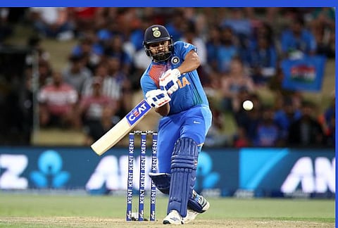 பந்தை சிக்ஸருக்கு விரட்டிய ரோஹித் சர்மா : படம் உதவி ட்விட்டர்