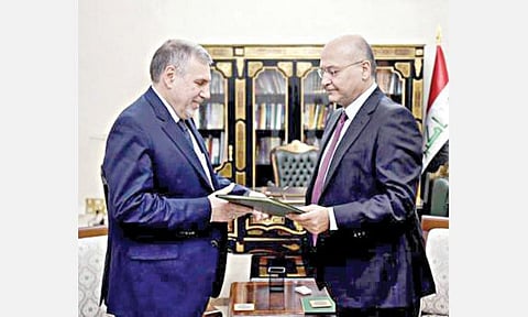 இராக் புதிய பிரதமராக நியமிக்கப்பட்டதற்கான உத்தரவை முகமது அல்லாவியிடம் (இடது) வழங்கும் அதிபர் பர்ஹம் சலே. படம்: ஏஎப்பி