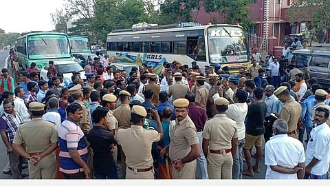 திண்டுக்கல் அரசு மருத்துவமனைமுன்பு மறியலில் ஈடுபட்ட இறந்த சிறுமியின் உறவினர்கள்