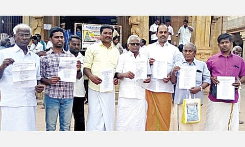 தமிழ் மந்திரங்கள் அச்சிடப்பட்ட புத்தகங்களை கோயில் நிர்வாகத்திடம் வழங்குவதற்காக நேற்று கோயிலுக்கு வந்த பெரிய கோயில் மீட்புக் குழுவினர்.