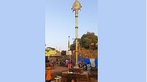 பழநி சண்முகநதியில் 24 அடி உயர பிரம்மாண்ட வேல் பிரதிஷ்டை