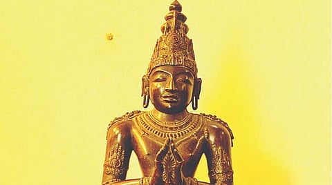 தஞ்சாவூர் பெரிய கோயிலைக் கட்டிய ராஜராஜ சோழன், அவரது பட்டத்தரசியான லோகமாதேவி ஆகியோரின் சிலைகள்.