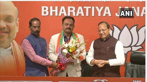 பாஜகவில் இணைந்த ஜனார்த்தன துவிவேதியின் மகன் சமீர் துவிவேதி : படம் | ஏஎன்ஐ.