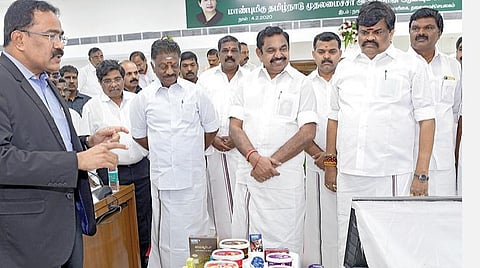 பால்வளத் துறையின் செயல்பாடுகள் குறித்த ஆய்வுக் கூட்டம் சென்னை தலைமைச் செயலகத்தில் நேற்று நடைபெற்றது. ஆய்வுக் கூட்ட அரங்கில் காட்சிப்படுத்தப்பட்டிருந்த ஆவின் விற்பனைப் பொருட்களை முதல்வர் பழனிசாமி பார்வையிட்டார். உடன், துணை முதல்வர் ஓ.பன்னீர்செல்வம், பால்வளத் துறை அமைச்சர் கே.டி.ராஜேந்திரபாலாஜி, தலைமைச் செயலாளர் க.சண்முகம், கால்நடை பராமரிப்பு, பால்வளம் மற்றும் மீன்வளத் துறை செயளர் கே.கோபால் உள்ளிட்டோர்.
