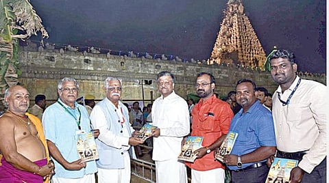 தஞ்சாவூர் பெரிய கோயில் குடமுழுக்கு விழாவையொட்டி, ‘இந்து தமிழ் திசை’ நாளிதழ் சார்பில் தயாராகியுள்ள ‘அகிலம் போற்றும் ஆலயம்’ என்ற சிறப்பு புத்தகத்தை பெரிய கோயில் வளாகத்தில் தஞ்சாவூர் அரண்மனை தேவஸ்தான பரம்பரை அறங்காவலர் சி.பாபாஜி ராஜா பான்ஸ்லே வெளியிட, முதல் பிரதியை பெற்றுக் கொள்கிறார் தஞ்சாவூர் மாவட்ட முன்னாள் ஆட்சியரும், குடமுழுக்கு விழாக் குழுவின் உயர்மட்டக் குழு உறுப்பினருமான டி.கங்கப்பா. படம்: ஜி.ஞானவேல்முருகன்
