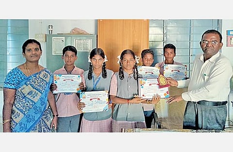 கணித பாட செயல்திட்ட ஆராய்ச்சியில் முதலிடத்தைப் பிடித்த சாத்தான்குளம் அரசு மேல்நிலைப் பள்ளி மாணவர்களையும் அவர்களை வழிநடத்திய ஆசிரியை வத்சலாவையும் தலைமை ஆசிரியர் செல்வராஜ் பாராட்டினார்.