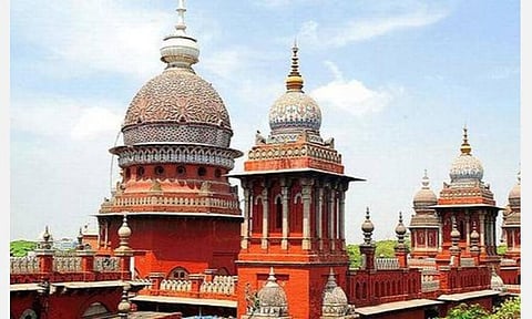 தனிநபர் ஒன்றுக்கு மேற்பட்ட வீடுகளை வாங்க ஏன் தடை விதிக்க கூடாது?- மத்திய, மாநில அரசுகள் பதிலளிக்க உயர் நீதிமன்றம் உத்தரவு