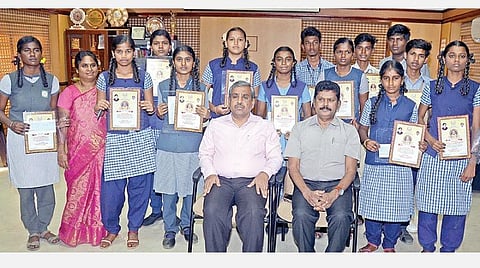 கோவை மாவட்டத்தில் காமராஜர் விருது பெற்ற பள்ளி மாணவ, மாணவிகளுடன் மாவட்ட ஆட்சியர் கு.ராசாமணி மற்றும் மாவட்ட முதன்மைக் கல்வி அலுவலர் பெ.அய்யண்ணன்.